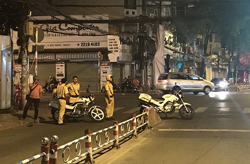 
Cảnh sát phong toả một đoạn đường Tôn Thất Tùng. Ảnh: Quốc Thắng.
