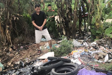 
Chử Tuấn Sơn thực nghiệm hiện trường hành vi giết người sau đó vứt xác phi tang ở khu vực mương nước
