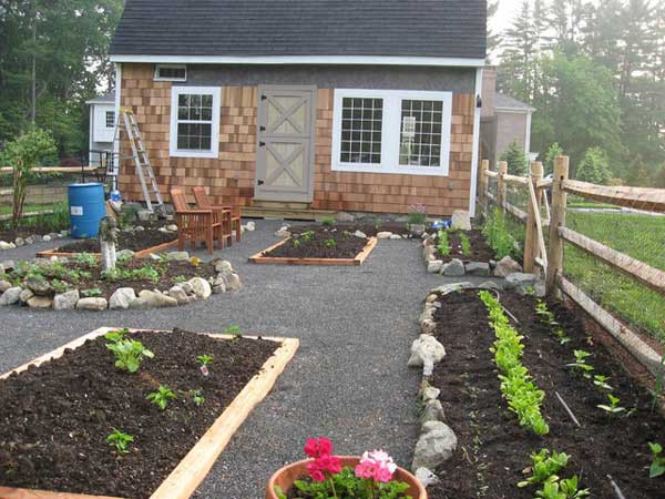 Tạo khung gỗ, tạo đường viền bằng đá, bạn có thể trồng rau bên trong. Khoảng sân vườn đẹp và quy củ hơn nhiều so với cách tạo luống đơn thuần.
