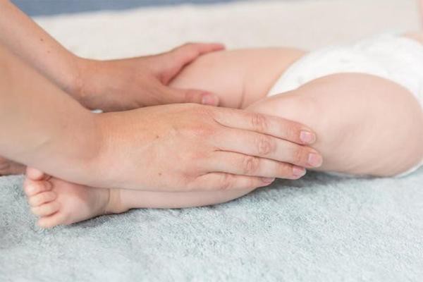 Nắn chỉnh chân tay quá sớm trẻ gặp khó khăn khi vận động, khung xương bị hạn chế phát triển. (Ảnh minh họa)