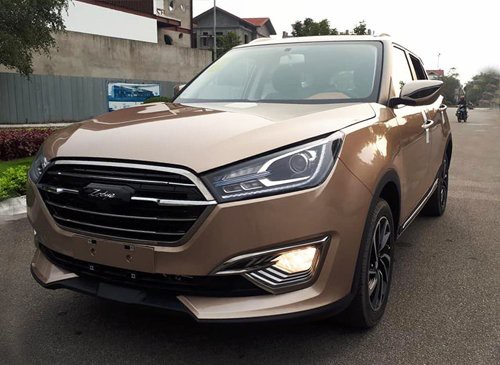 Mẫu SUV thương hiệu Zotye của Trung Quốc
 

Mẫu xe này được trang bị vành 18 inch, rửa đèn và gạt mưa tự động. Nội thất bên trong khá nịnh mắt với nội thất bọc da, vô lăng tích hợp lẫy chuyển số, màn hình cảm ứng 10 inch,... Các tính năng an toàn đầy đủ như phanh ABS, phân bổ lực phanh EBD, cân bằng điện tử ESP, trợ lực lái HPS, phanh tay điện tử, kiểm soát độ bám đường TSC, 6 túi khí,...

Tại Việt Nam, Zotye Sport cạnh tranh với Honda CR-V, Mazda CX-5 nhưng có giá rẻ hơn khoảng 200 triệu đồng so với đối thủ.

Cuối năm 2017, BAIC - một thương hiệu khác của Trung Quốc - đã đưa về Việt Nam mẫu BAIC V2.  Cũng là mẫu SUV cỡ nhỏ nhưng có hàng loạt tính năng cao cấp. Hệ thống an toàn trang bị khá đầy đủ. Động cơ 1.5L, công suất 114 mã lực, giá bán 468 triệu đồng, rẻ nhất trong phân khúc.

Vào tháng 10/2017, Tập đoàn Ô tô Đông Phong của Trung Quốc đã quyết định kinh doanh mảng ô tô du lịch tại Việt Nam. Đông Phong đã thành lập đại diện tại TP.HCM, xúc tiến mở các cửa hàng 4S và bắt đầu kinh doanh những dòng xe 4 chỗ và 7 chỗ. Đông Phong cũng ra mắt một loạt mẫu xe như Joyear S50, Joyear X5, Joyear XV, Joyear X6.

Đại diện Đông Phong cho biết, sẽ tập trung nghiên cứu tìm ra những sản phẩm thực sự phù hợp với người Việt Nam và có chính sách giá hợp lý để mọi người dân đều có thể mua được.




Nội thất xe khá hiện đại, bắt mắt


 

Có thể thấy ô tô Trung Quốc không hề có ý định từ bỏ thị trường Việt Nam. Trước kia là Lifan, BYD, Chery Qingqi,... thì nay là BAIC, Zotye và Đông Phong.

Phải thừa nhận rằng ô tô của Trung Quốc ngày càng có thiết kế hiện đại trẻ trung bắt mắt. Có những mẫu xe được thiết kế bởi trung tâm Pininfarina nổi tiếng thế giới của Ý. Khung gầm đúc nguyên khối dựa trên công nghệ hiện đại của Thụy Điển. Động cơ và hộp số của các thương hiệu nhật Bản, nội thất xe gây ấn tượng với khách hàng, bởi nhiều tính năng hiện đại và có giá rẻ bất ngờ.

Chính vì vậy, mỗi khi có mẫu mới về Việt Nam, đều ít nhiều gây được sự chú ý từ người tiêu dùng. Cùng với đó là nhiều cách để thuyết phục khách hàng Việt Nam như bảo hành 3 năm và 100.000 km, sẵn sàng mua lại xe với giá cao, khi khách hàng muốn bán lại,...

Không muốn làm “chuột bạch”

Tuy nhiên, việc thuyết phục khách hàng Việt Nam tin tưởng vào ô tô “Made in China” vẫn chưa đem lại kết quả mong muốn. Tính đến nay, ô tô con Trung Quốc xuất hiện tại Việt Nam đã hơn 10 năm. Nhưng, những ai mua xe Tàu vẫn bị gọi đùa là “chuột bạch”. Người Việt Nam rất khao khát sở hữu ô tô và ít tiền, vậy nhưng lại không ưa chuộng xe Trung Quốc.

Trong quá  khứ, người tiêu dùng Việt đã từng sở hữu ô tô Trung Quốc. Nhiều khách hàng đã mua BYD F0, Chery QQ3, Lifan 502,... sau khi thích thú với mẫu xe này một thời gian ngắn thì cái giá phải trả cũng không nhỏ khi nhiều chi tiết nhất là phần điện tử hay hỏng, nội thất nhanh xuống cấp




Tuy nhiên, nhiều người vẫn lưỡng lự không muốn mua xe made in China


 

Ban đầu khi mới mua, xe chạy ổn định, nhưng sau gần một năm thì bắt đầu xuống cấp và hay hỏng vặt. Nhiều khi đang đi thì chết máy giữa đường phải gọi thợ tới sửa, cầu chì thì đứt liên tục, hệ thống điện cũng chập chờn. Và nhất là bộ gầm rất nhanh dơ nên chẳng mấy khi dám chạy nhanh.

Đã vậy, xe cũ bán lại giá rẻ bèo mà không có ai mua. Khi sử dụng xe Trung Quốc cũ rất vất vả để sửa chữa, bảo hành, bởi dịch vụ sau bán hàng không phổ biến, linh kiện thiếu, có khi phải chờ đợi cả tháng mới có.

Giám đốc của đơn vị phân phối xe BYD tại Việt Nam trước đây đã từng chia sẻ, sở dĩ chúng tôi không tiếp tục kinh doanh nhãn hàng này do khó bán và chi phí bảo hành quá lớn. Thời gian đầu khi mới nhập xe về Việt Nam thì công ty hoạt động khá ổn, do lượng xe bán ra ở mức chấp nhận được, nhờ kiểu dáng xe giống hệt mẫu Toyota Yago mà giá chỉ bằng 1/3. Nhưng một năm sau đó, tỉ lệ xe trục trặc trong diện bảo hành cần bảo trì bảo dưỡng tăng lên rất nhanh, khiến chi phí bị đội lên, trong khi đó công ty hầu như không nhận được sự hỗ trợ từ tập đoàn mẹ.

Vì vậy, gần đây khi xe Trung Quốc  đổ bộ vào Việt Nam, với những ưu điểm như giá rẻ, kiểu dáng bắt mắt,... tuy có gây chú ý với nhiều người muốn mua xế hộp giá rẻ nhưng không phải ai cũng dám xuống tiền ngay để mang về một chiếc “xe Tàu”.

Đa số người tiêu dùng khi được hỏi đều cho biết sẵn sàng mua một chiếc xe đã qua sử dụng của Nhật, Mỹ, Hàn,... chứ không mua “xe Tàu” cho dù mới, nhiều công nghệ lại rẻ và đẹp.

Trên thực tế, ô tô con Trung Quốc tại Việt Nam khó có thể tạo dấu ấn do ngay từ thương hiệu đã yếu thế và mờ nhạt hơn hẳn các đối thủ cạnh tranh Hàn, Nhật, Châu Âu... Ô tô Trung Quốc có lẽ vẫn chỉ được khách hàng Việt Nam chấp nhận ở phân khúc xe tải.

Theo Trần Thủy

Vietnamnet
