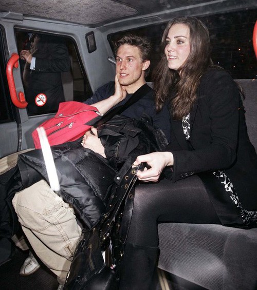Kate ngồi cùng taxi với Willem khi rời câu lạc bộ đêm Boujis hồi tháng 5/2008. Ảnh: Planet Photos.