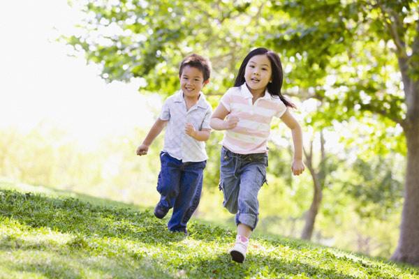 Giữ bé trong nhà, ít vận động cũng là sai lầm ảnh hưởng tới sức khỏe và vấn đề cải thiện chiều cao ở trẻ nhỏ. (Ảnh minh họa)