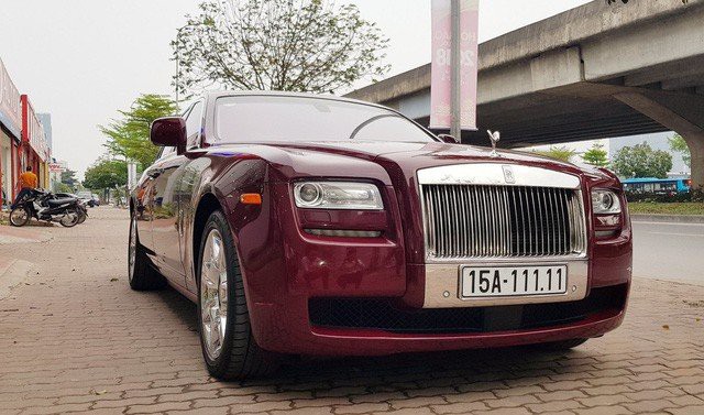 Rolls-Royce Ghost biển ngũ quý 1 được trưng bày tại một showroom kinh doanh xe sang nằm trên đường Phạm Hùng, Hà Nội với giá 11,5 tỷ đồng.