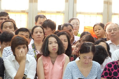 Phòng xử rộng nhất tòa Hà Nội chật cứng người có quyền lợi nghĩa vụ liên quan, cùng các bị hại.