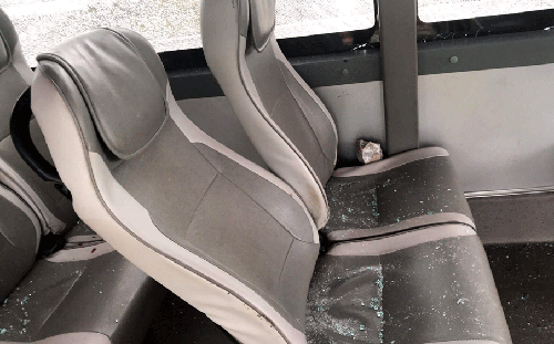Kính xe khách bị vỡ bắn tung toé vào ghế ngồi. Ảnh: Báo Bắc Giang
