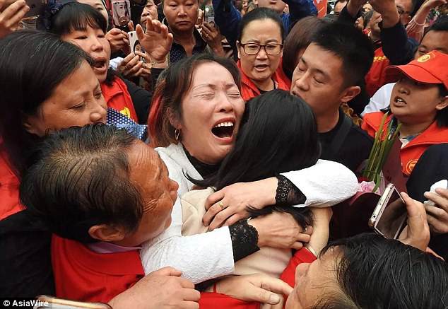 
Kh&ocirc;ng ai cầm được nước mắt khi chứng kiến cảnh tượng x&uacute;c động n&agrave;y.
