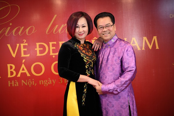 
NSND Trần Nhượng hạnh phúc bên vợ kém 23 tuổi.
