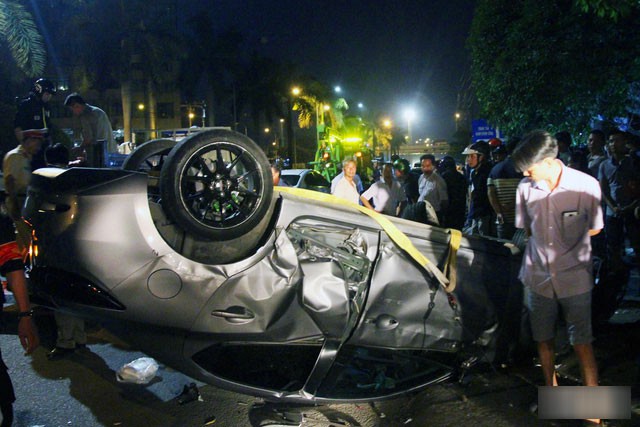 Ôtô 4 chỗ gây tai nạn liên hoàn nằm chổng vó trên đường - Ảnh: B.A.