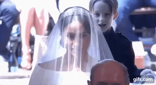 Hình ảnh cậu bé hớn hở trong đám cưới hoàng gia khiến mọi người bật cười.