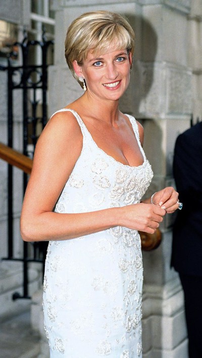 Theo CNN, chiếc nhẫn được Hoàng tử Harry tặng cho vợ như món quà cưới và Meghan đeo nó ngay trong tiệc cưới để tưởng nhớ đến mẹ chồng quá cố.