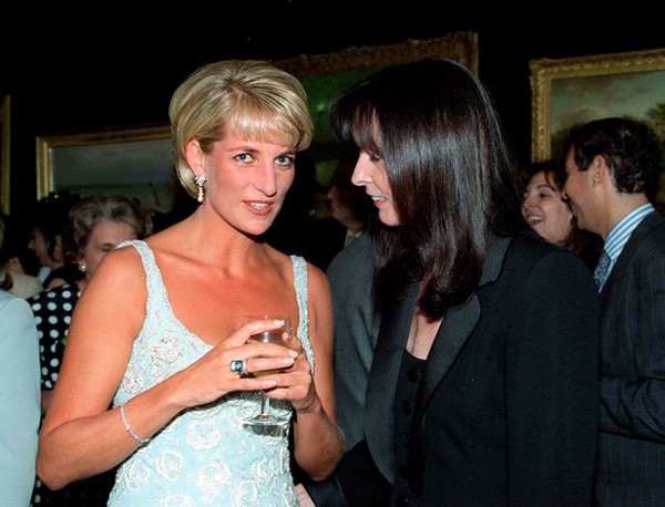 Công nương Diana từng đeo chiếc nhẫn này trong một sự kiện từ thiện.