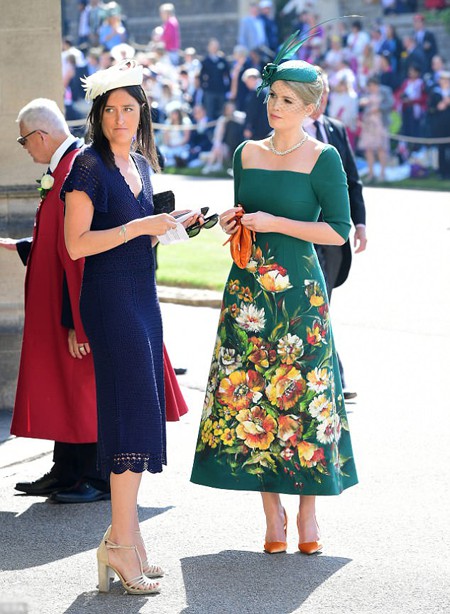 Tại đám cưới được trông đợi nhất năm của hoàng gia Anh, người mẫu 27 tuổi diện một chiếc váy màu xanh, cầm túi màu cam và đi giày cao gót cùng màu.
