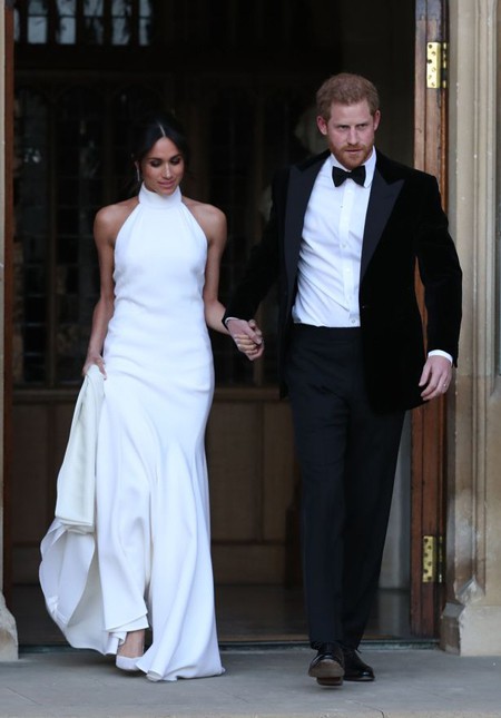 Trước đó, cô dâu chú rể thay bộ trang phục cưới thứ hai. Trong khi Meghan mặc một chiếc váy màu trắng yêu kiều được thiết kế bởi Stella McCartney, Hoàng tử Harry diện vest đen lịch lãm, thắt nơ ở cổ.