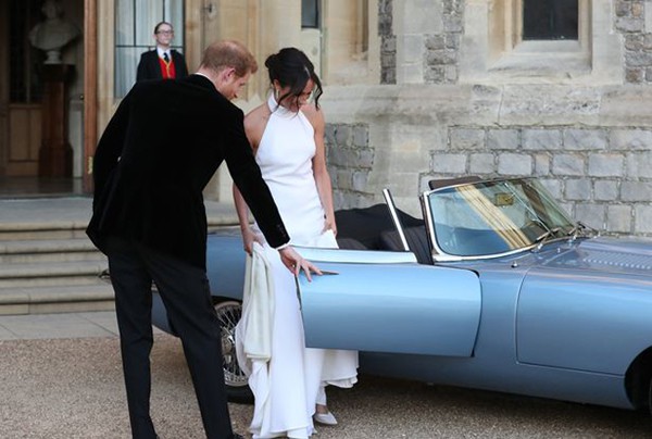 Dường như để phù hợp với màu của viên đá, cả hai chọn chiếc xe Jaguar E-Type Concept Zero màu xanh bạc để lái đến nơi tổ chức tiệc cưới tại Frogmore House.