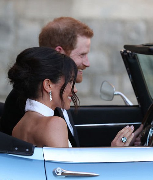 Viên đá aquamarine nổi bật trên bàn tay phải của vợ mới cưới của Hoàng tử Harry.