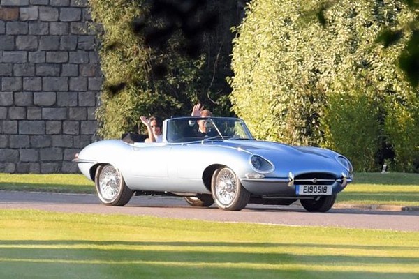 Hoàng tử Harry cầm lái, đưa vợ đi qua công viên Windsor Great Park dưới ánh nắng hoàng hôn để tới khu vực diễn ra tiệc cưới.