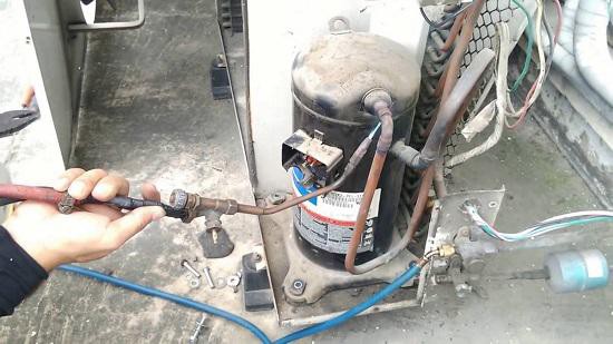 Lốc máy là một bộ phận quan trọng đối với điều hòa, khi máy nén hỏng điều hòa vẫn hoạt động bình thường nhưng không khí thổi ra từ máy không được làm mát.