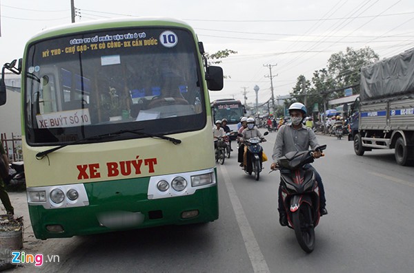 Chiếc buýt xảy ra tai nạn với xe máy khiến nạn nhân tử vong. Ảnh: M.A.