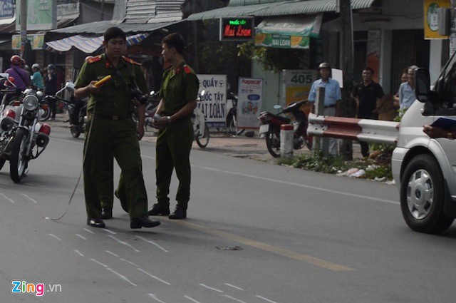 Cảnh sát khám nghiệm hiện trường vụ tai nạn. Ảnh: M.A.