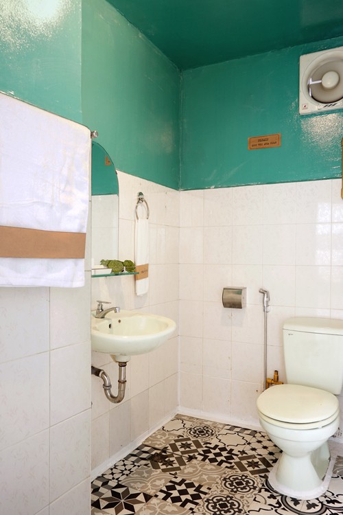 WC sử dụng gạch bông đen trắng và tông màu xanh phù hợp với thiết kế chung của cả căn hộ.