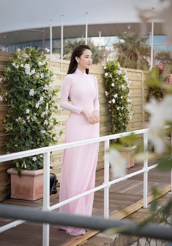 Nhã Phương khoe nhan sắc lộng lẫy tại LHP Cannes dù chỉ mặc bộ áo dài đơn sắc màu hồng phấn.