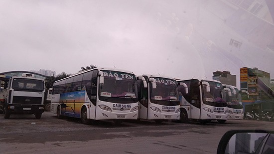 
Nhiều xe chở nhân sự của Công ty Samsung đỗ tại dự án khu phục vụ xe buýt.
