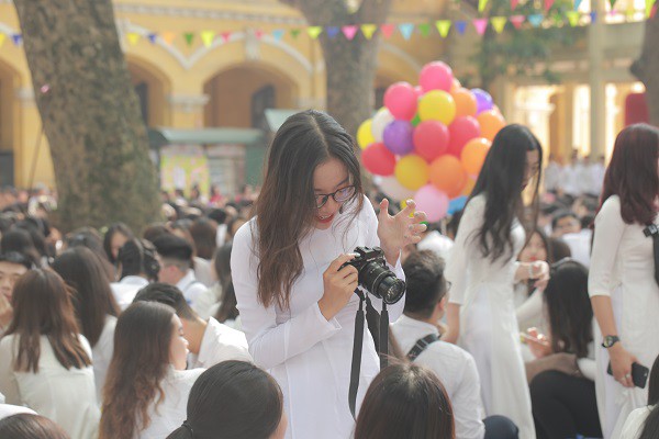 Nhiều học sinh cố lưu lại những khoảnh khắc đáng nhớ.