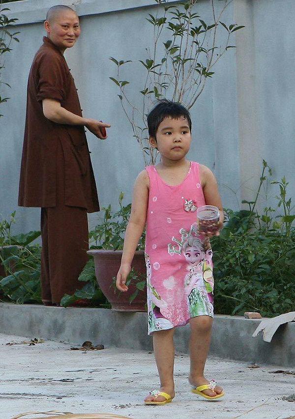 Hình ảnh bé gái đi lạc ở Quốc Oai...