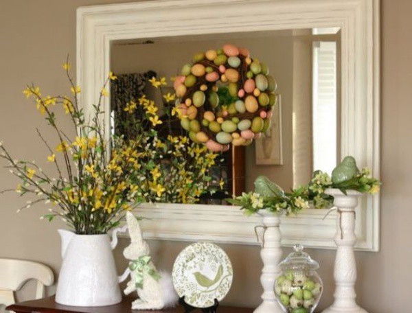 Một chiếc bàn được bày biện khá ấn tượng với những cành cây nở rộ, với vòng hoa bằng trứng to nhỏ khác nhau. Một chút dịu dàng từ thiên nhiên cho góc nhỏ thêm xinh xắn.