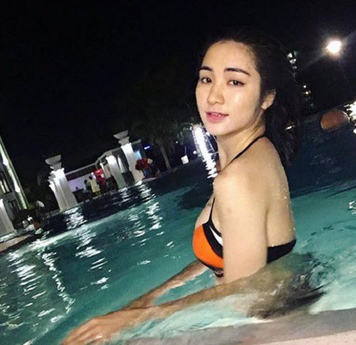 Còn đây là 2 bức ảnh bikini cũ của Hòa Minzy sau khi chia tay Công Phượng. Khi còn mặn nồng với cầu thủ, cô chưa bao giờ khoe ảnh áo tắm. Bức hình này khiến nữ ca sĩ vướng nghi vấn nâng cấp vòng 1 vì bị bỏ rơi. Tuy nhiên, cô khẳng định mình không hề đụng dao kéo.