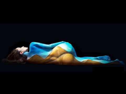 
Khi đang mang bầu, kiện tướng dance sport Khánh Thi đã làm mẫu cho họa sĩ Mỹ Hạnh vẽ body
