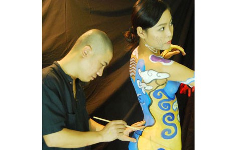 
Họa sĩ Phương Vũ Mạnh vẽ body painting
