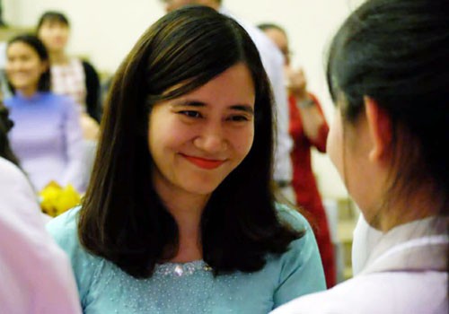 Cô Nguyễn Minh Ngọc trong lễ tri ân của học sinh lớp 12.