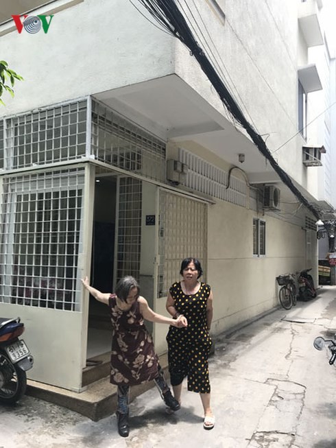 Bà Trần Thị Ngọc Nga (trái) tại căn nhà số 372/21