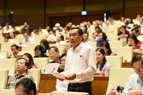 
Đai biểu Phạm Văn Hòa cho rằng nên có hội nghi bàn cách không phải giải cứu nông sản.
