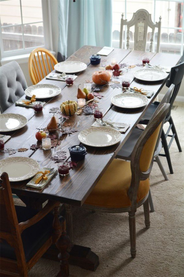 Chiếc bàn ăn có kích thước dài, kết hợp với nhiều ghế với đa dạng chất liệu và màu sắc cho không gian đẹp bình yên và sang trọng.