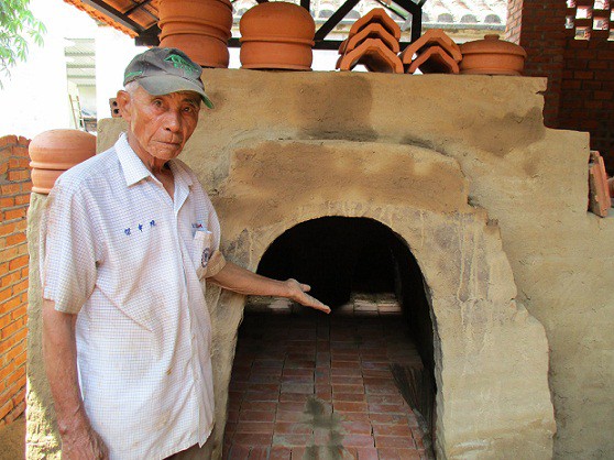 Nghệ nhân Nguyễn Dư đang phục dựng lại lò nung gốm theo cách cổ truyền.