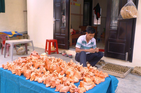 Những chú tò he tuy nhỏ nhưng qua đôi bàn tay của các nghệ nhân, thợ giỏi sẽ bắt mắt, thổi to như kèn.