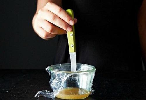 Bạn có thể làm tương tự cách trên nhưng thay chuối chín bằng dung dịch giấm táo hòa thêm vài giọt nước rửa bát cũng rất hiệu quả.