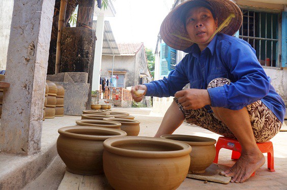 Làng gốm Thanh Hà có hàng trăm năm vẫn còn giữ nguyên nét cổ truyền, ở làng trai tráng, phụ nữ, trẻ em ai cũng biết làm gốm.