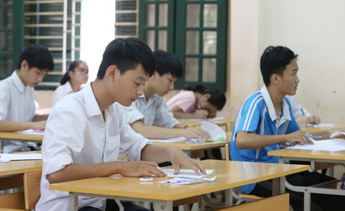 Trong khi th&iacute; sinh căng thẳng l&agrave;m b&agrave;i, ở khu vực c&aacute;ch ly gi&aacute;o vi&ecirc;n l&agrave;m đề cũng lo lắng. Ảnh: Ngọc Th&agrave;nh