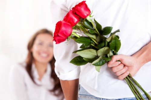 Anh chồng tặng nhầm loài hoa bồ thích cho vợ, sau đó người vợ dần phát hiện ra bí mật của chồng. Ảnh: Ask men.