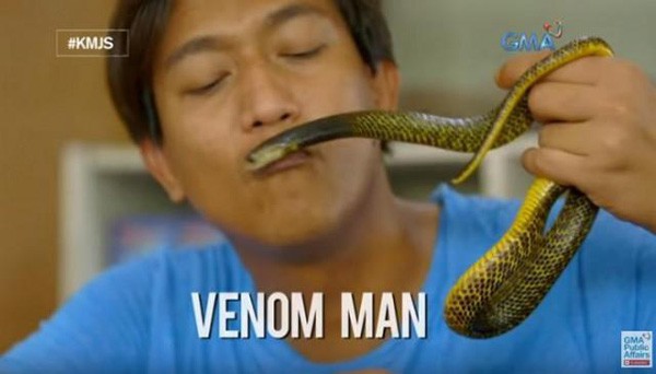 Joe Quililan được đặt biệt danh người đ&agrave;n &ocirc;ng nọc độc bởi khả năng miễn nhiễm kỳ lạ với nọc của rắn hổ mang. Ảnh: KMJS.