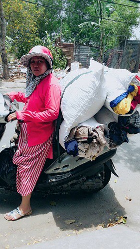 Bà Huỳnh Ngọc Bình chở gạo đi làm từ thiện
