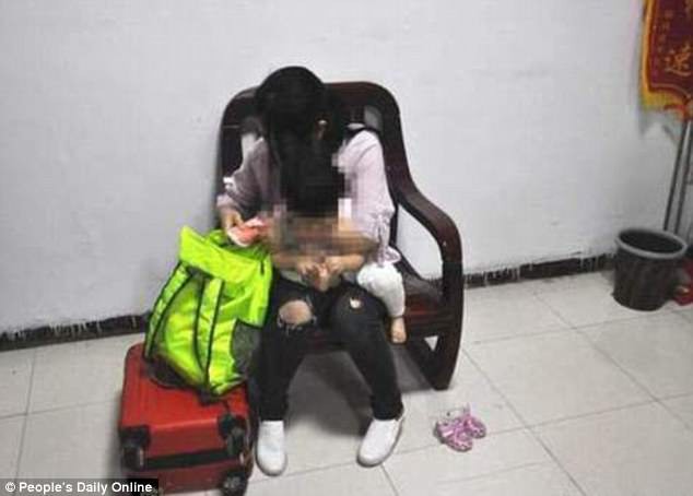 
Người phụ nữ tên Yu đem con gái 19 tháng tuổi đi bán để thỏa mãn nhu cầu mua sắm.

