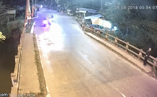 
Nhiều người đ&atilde; phải thốt l&ecirc;n C&oacute; ai thấy c&aacute;i g&igrave; chạy qua đ&oacute; kh&ocirc;ng? sau khi xem đoạn clip ngắn ghi lại một vụ tai nạn
