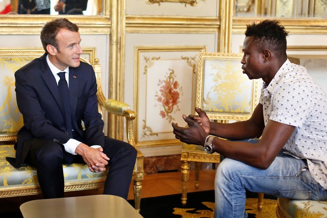 Mamoudou Gassama (phải) trò chuyện với Tổng thống Pháp Emmanuel Macron tại Điện Elysée sáng 28-5 - Ảnh: REUTERS