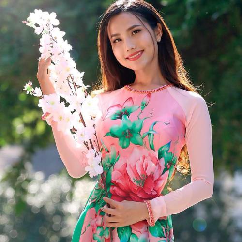 Sau cuộc thi, c&ocirc; được t&agrave;i trợ phẫu thuật thẩm mỹ gương mặt v&agrave; n&acirc;ng ngực. Ho&agrave;i Sa phải l&agrave;m th&ecirc;m nghề mẫu v&agrave; nh&acirc;n vi&ecirc;n phục vụ qu&aacute;n bar, vừa trau dồi th&ecirc;m tiếng Anh vừa c&oacute; thu nhập cao. Cũng nhờ đ&oacute;, c&ocirc; biết được văn h&oacute;a nhiều nước.