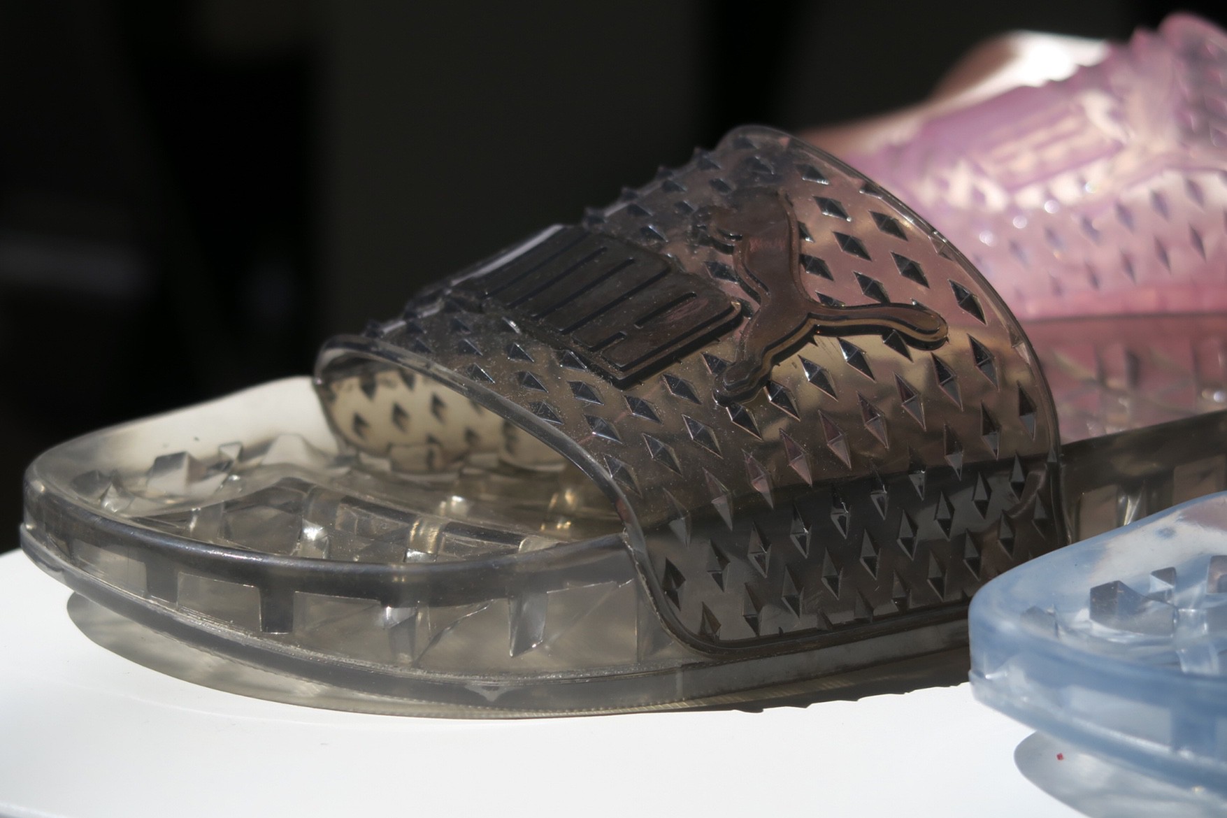 Dép lê Fenty Puma Jelly Slides có ba màu: hồng, đen và xanh dương